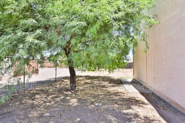 Building Photo - 1417 E Southern Ave