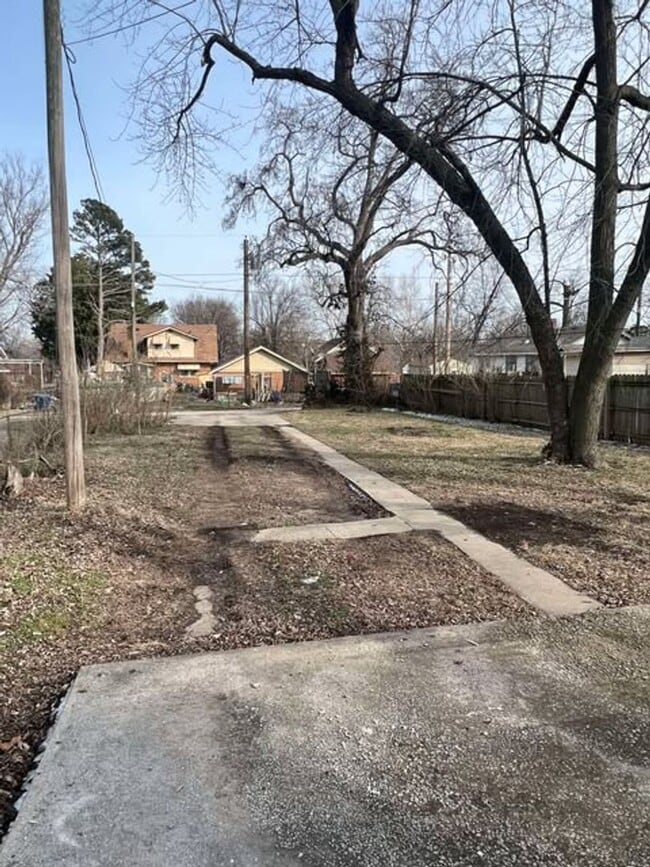 Building Photo - COMING SOON: CUTE 2 BEDROOM / 1 BATHROOM HOUSE LOCATED RIGHT ACROSS FROM NORTH MIDDLE SCHOOL IN J...