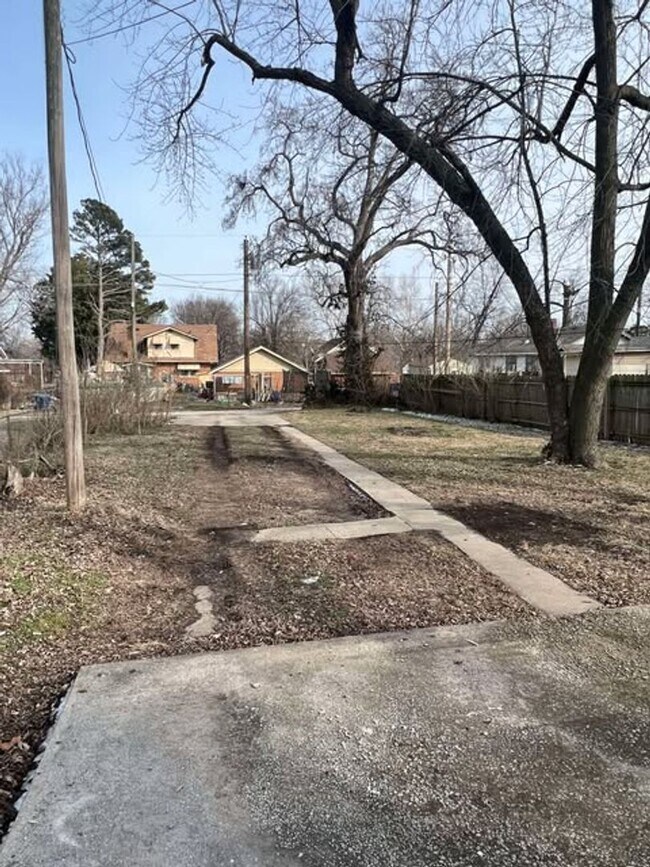 Building Photo - CUTE 2 BEDROOM / 1 BATHROOM HOUSE LOCATED RIGHT ACROSS FROM NORTH MIDDLE SCHOOL IN JOPLIN MO, OFF...