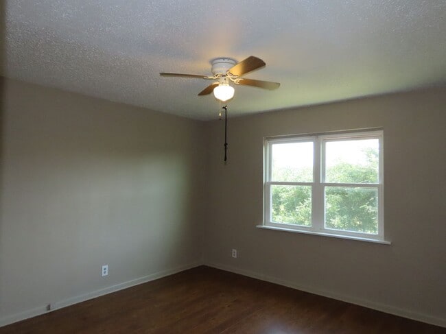 Building Photo - Quaint 2 Bedroom 1.5 Bath in a Country Set...