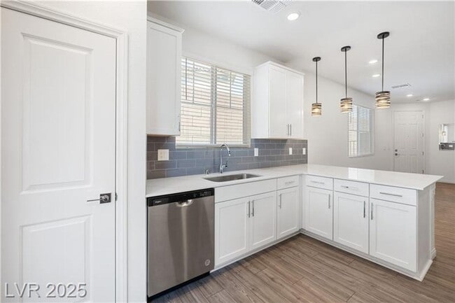 Building Photo - Single Story 3 bedroom, 2 bath home in the...