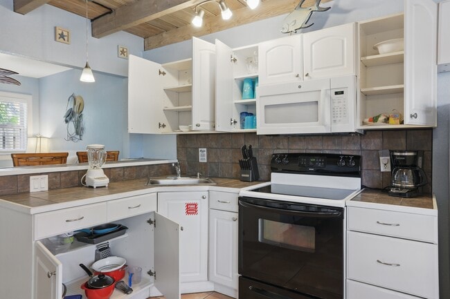 Building Photo - 1381 S Orlando Ave