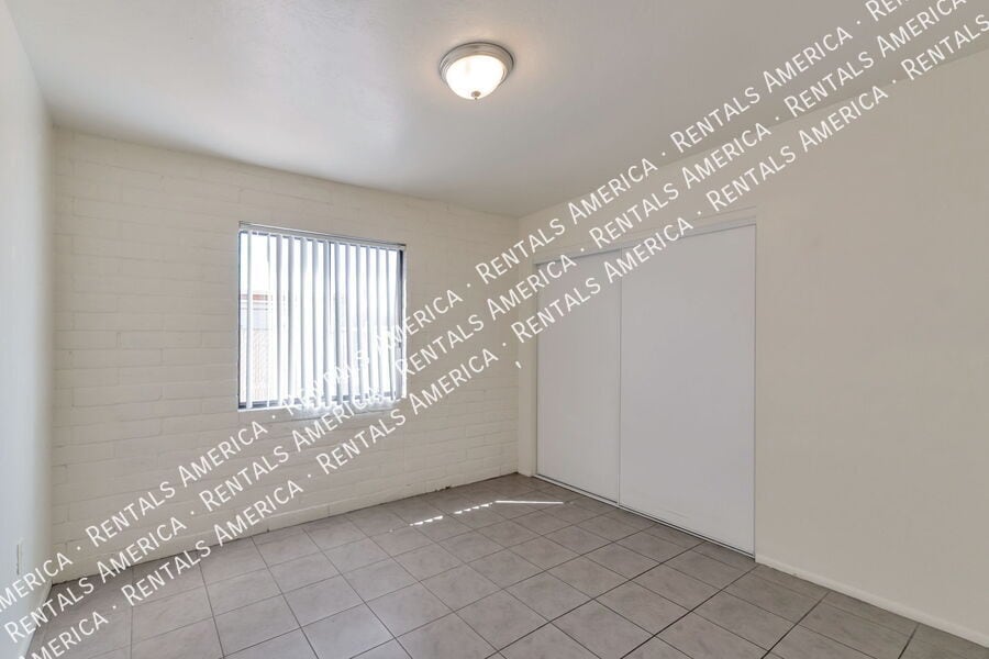 Building Photo - 7051 S 6th Ave