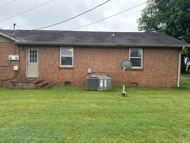 Building Photo - Charming 2-Bedroom Brick Duplex with Spacious Yard in Lebanon