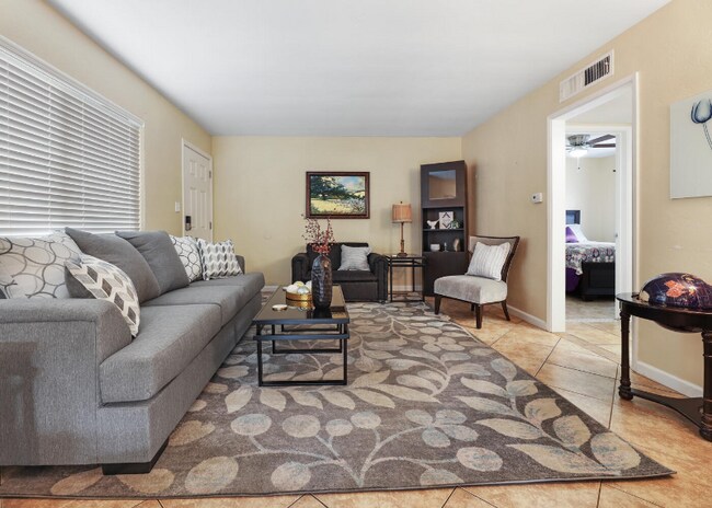 Building Photo - 718 N Floral St