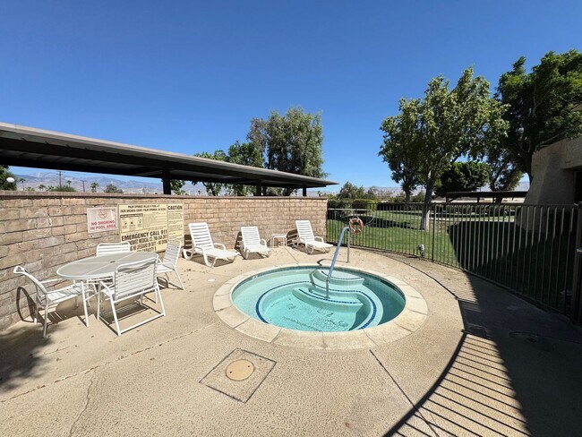 Building Photo - Long Term - Beautifully Updated 1 Bedroom Condo in Palm Springs Villas II