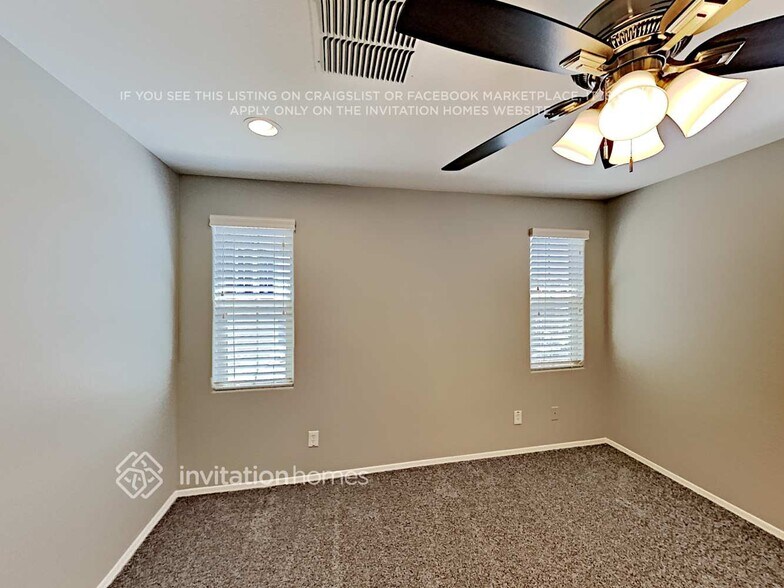Building Photo - 252 N Sandal