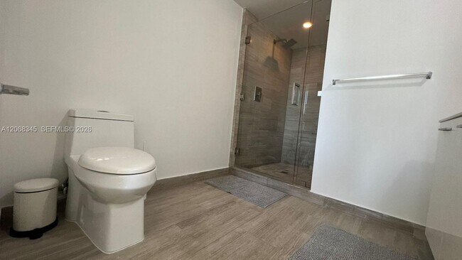 Building Photo - 1300 Brickell Bay Dr