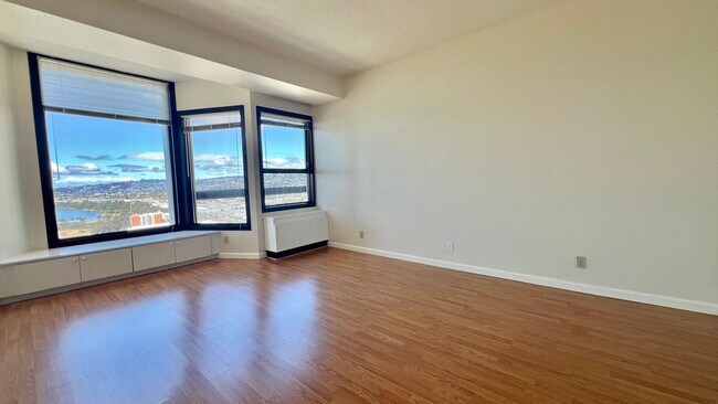 Building Photo - High Rise Living at its Best in Emeryville...