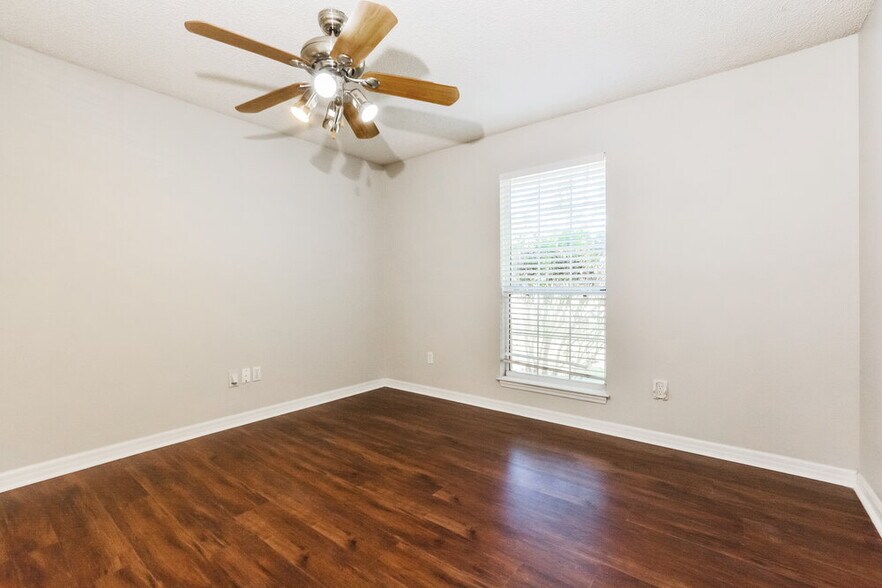 Building Photo - 2119 Dumas Dr