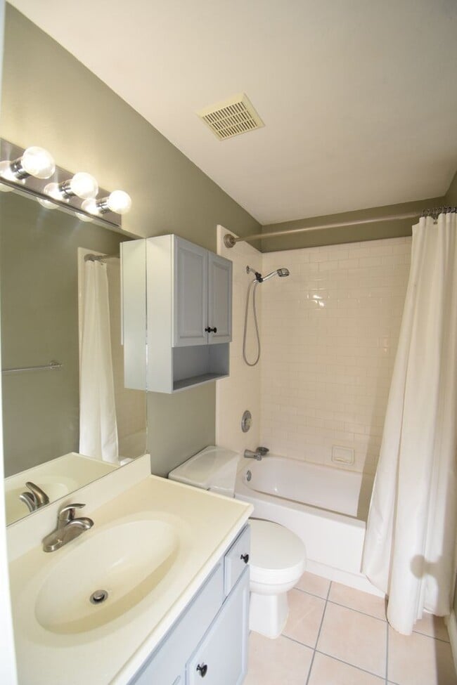 Building Photo - Amazing 3 Bedroom 2.5 Bathroom in SLC!!!