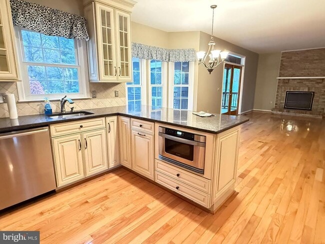 Building Photo - 15292 Surrey House Way