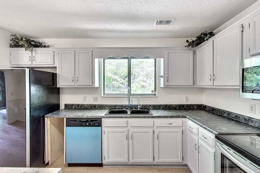 Building Photo - 816 Beazer Ln