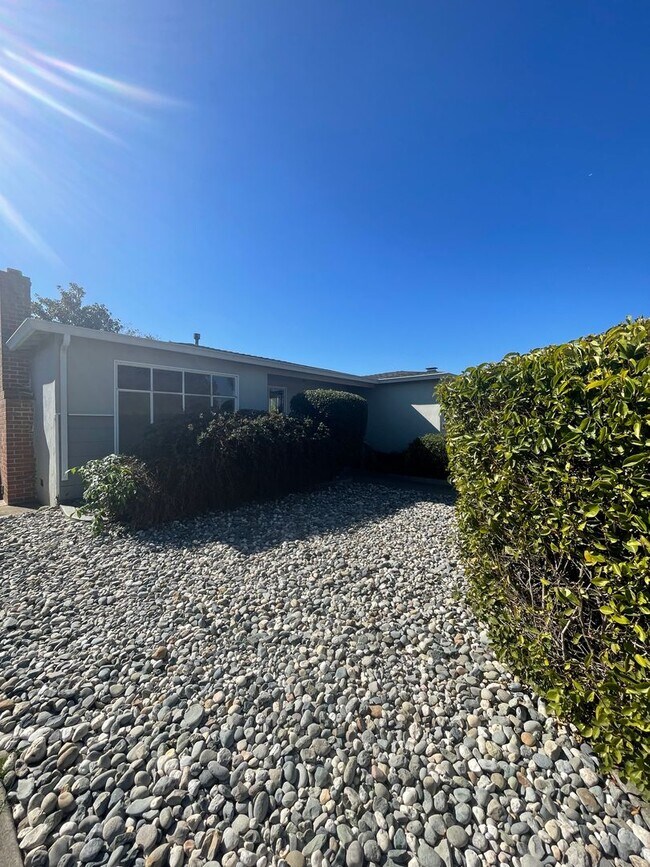 Building Photo - AVAILABLE NOW! 3 BEDROOM/2 BATH IN FAIRFIELD