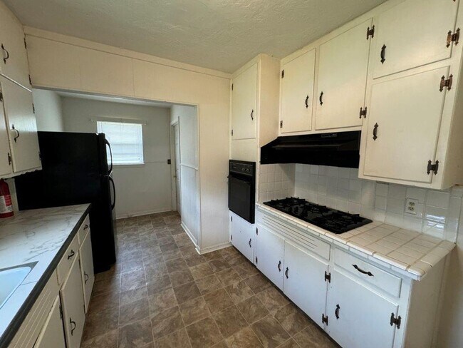Building Photo - Tons of possibilities here!  3 bedrooms pl...