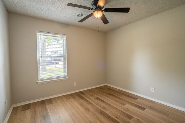 Building Photo - Charming 3-Bedroom, 2-Bath Home in Broken ...
