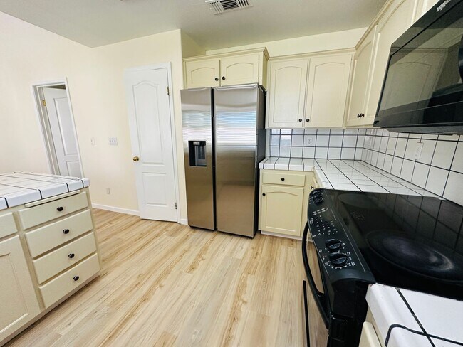 Building Photo - $2,450 - Maple & Teague - 3 Bed 2 Bath, Meridian Ave. Fresno