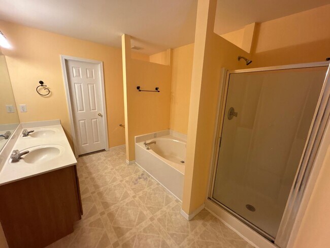 Building Photo - Spacious 3 Bed | 2.5 Bath House in Raleigh
