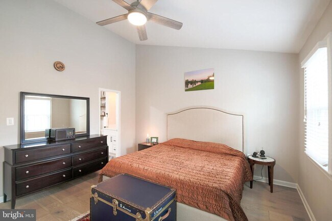 Building Photo - 332 S Alfred St