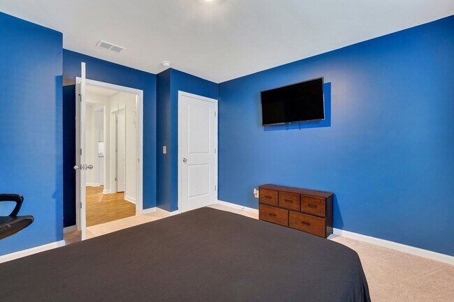 Building Photo - 4 Bed, 2 Bath Gem in Park West!