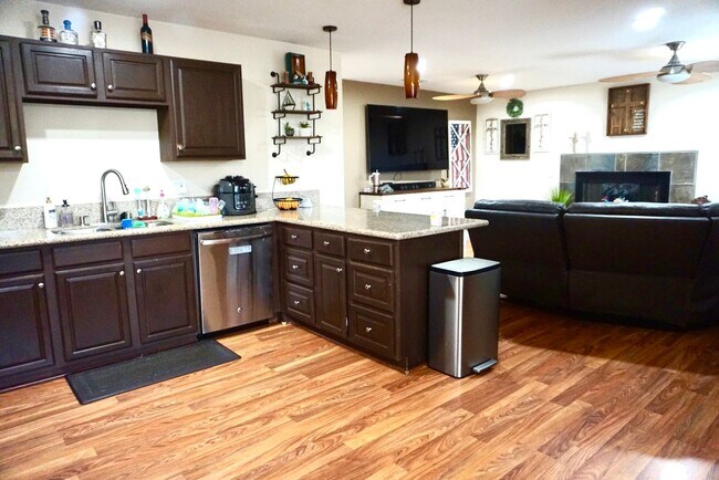 Building Photo - Quaint Four Bed/ Two Bath in Oceanside