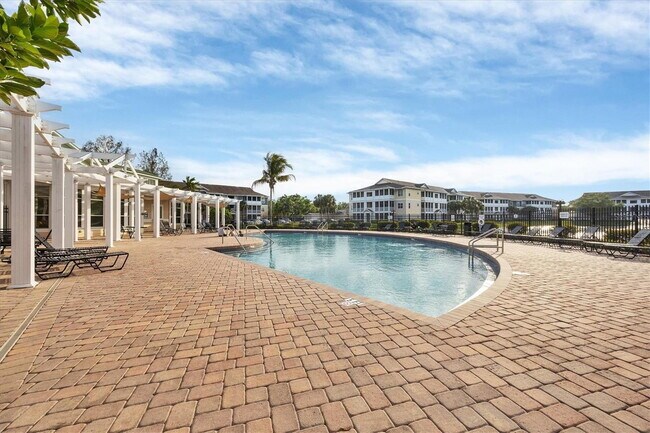 Building Photo - Nicely Furnished 1-Bedroom Condo with Granite Charm and Poolside Relaxation in Bradenton!"