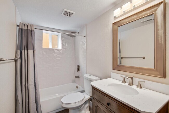 Building Photo - Newly remodeled basement apartment close t...