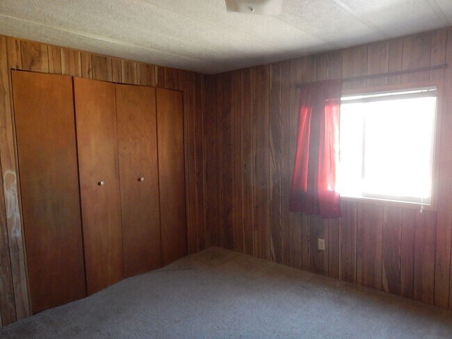 Building Photo - 2 Bedroom Manufactured on South End of Prineville, Close to Hospital - Available Mid May!