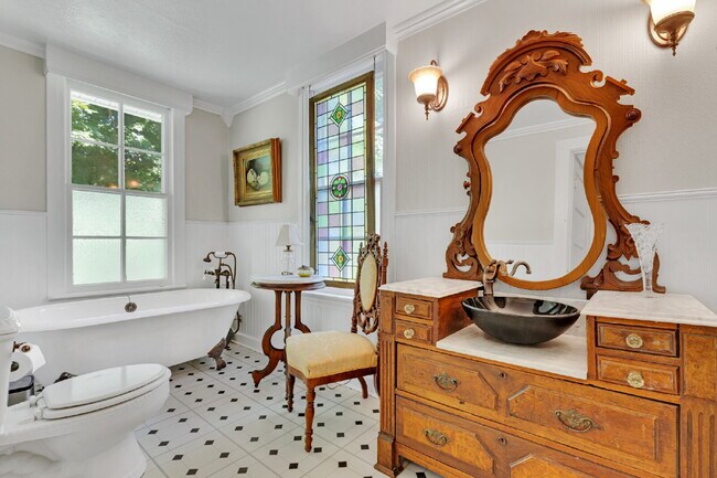Building Photo - Beautiful Furnished 3 Bedroom Home in Historic District