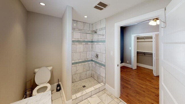 Building Photo - 5BR/3BA Fort Sanders Home | Steps from Cam...