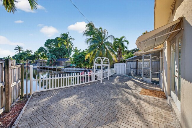 Building Photo - 1570 NE 30th Pl