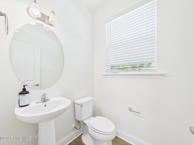 Building Photo - 458 Channel Drop Dr