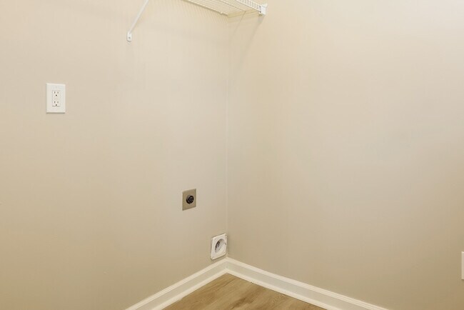 Building Photo - Spacious 4-Bedroom Hendersonville Home