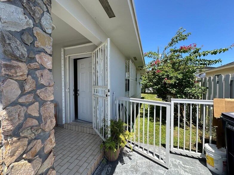 Building Photo - 881 SW 66th Ave