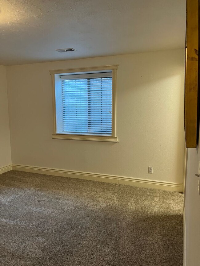 Building Photo - Stunning 5 bed 3.5 bath twin-home on the R...