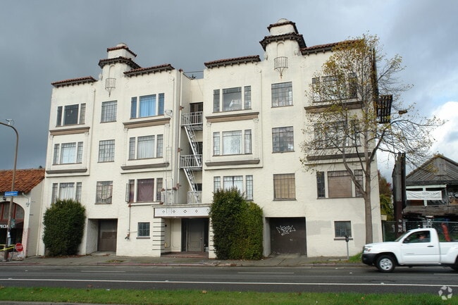 Building Photo - 1275 University Ave