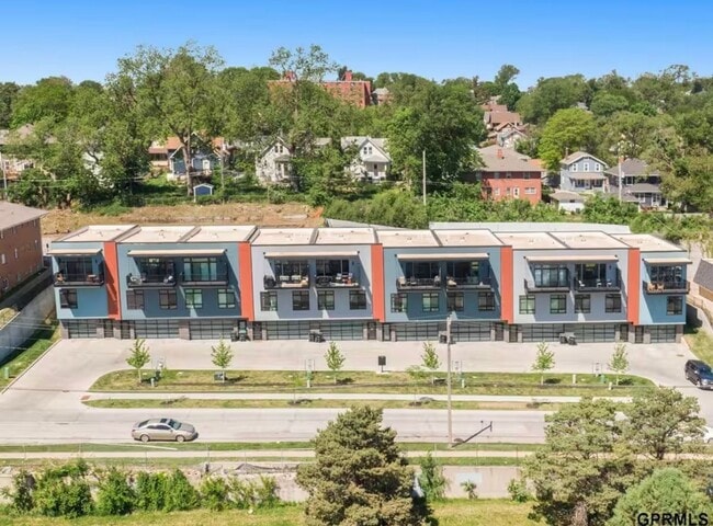 Building Photo - Fully Furnished 2 Master Suites | Luxe Townhome Near UNMC