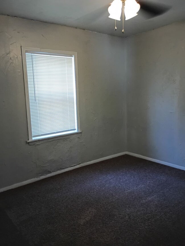 Building Photo - Close to shopping Centers!
