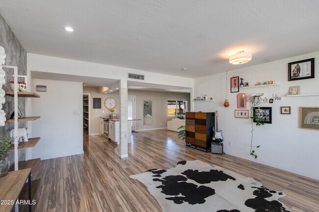 Building Photo - 3009 E Dahlia Dr