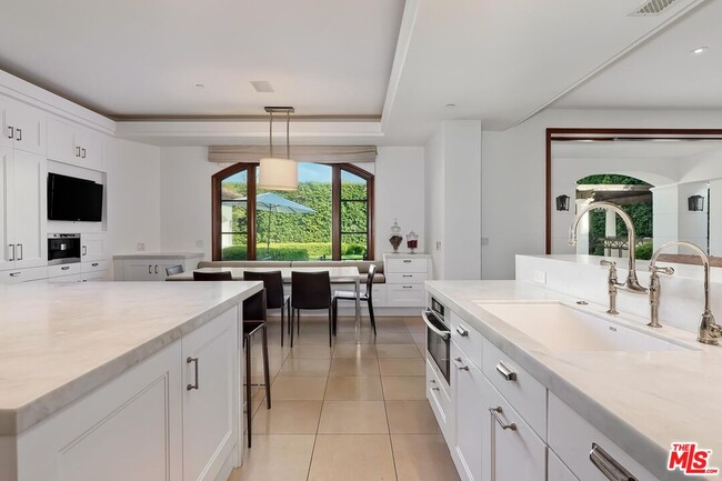 Building Photo - 2134 La Mesa Dr