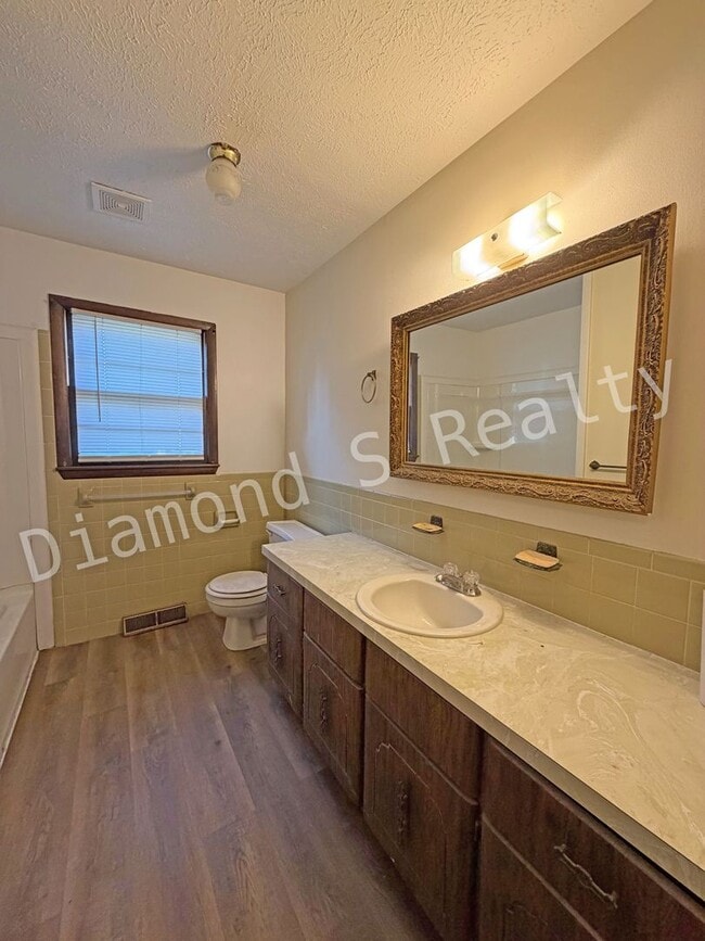 Building Photo - 3 Bedroom Home Located Near Sunset & Campbell