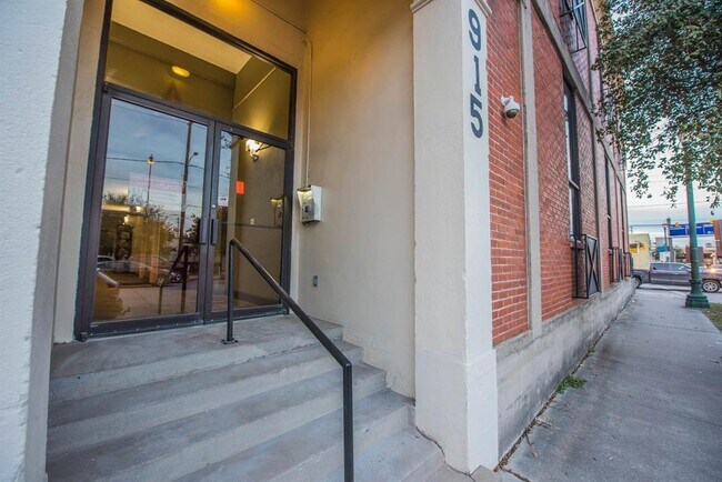 Building Photo - 915 N San Jacinto St