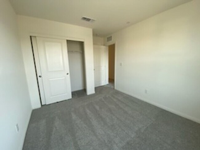 Building Photo - Gorgeous 4 bedroom ENERGY STAR certified 2...