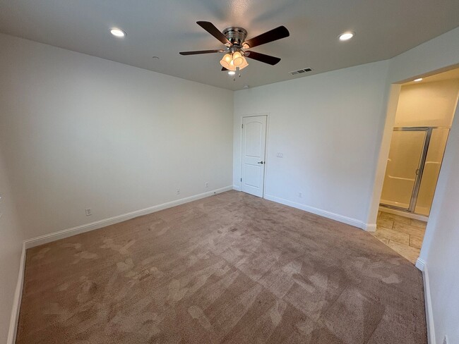 Building Photo - 3 Bedroom Home located NW Visalia!