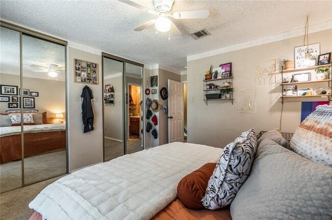 Building Photo - 2 Bd / 2 Ba Townhome Minutes Away From Campus & Downtown!