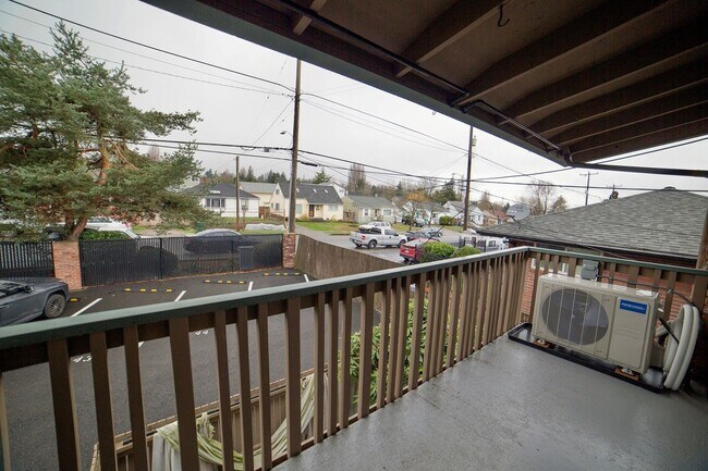 Building Photo - Quiet Top Floor 1 Bedroom Condo in Gated Tukwila Community