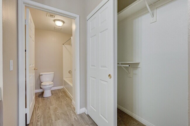 Building Photo - Ground Floor 2BD/2BA Condo in Gated Henderson Community – Resort-Style Amenities!