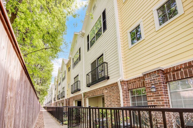 Building Photo - Home in a gated community with no back nei...