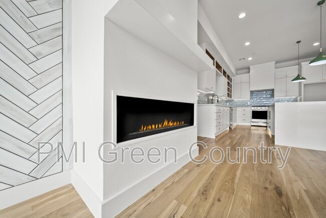 Building Photo - 118 E Elgin St