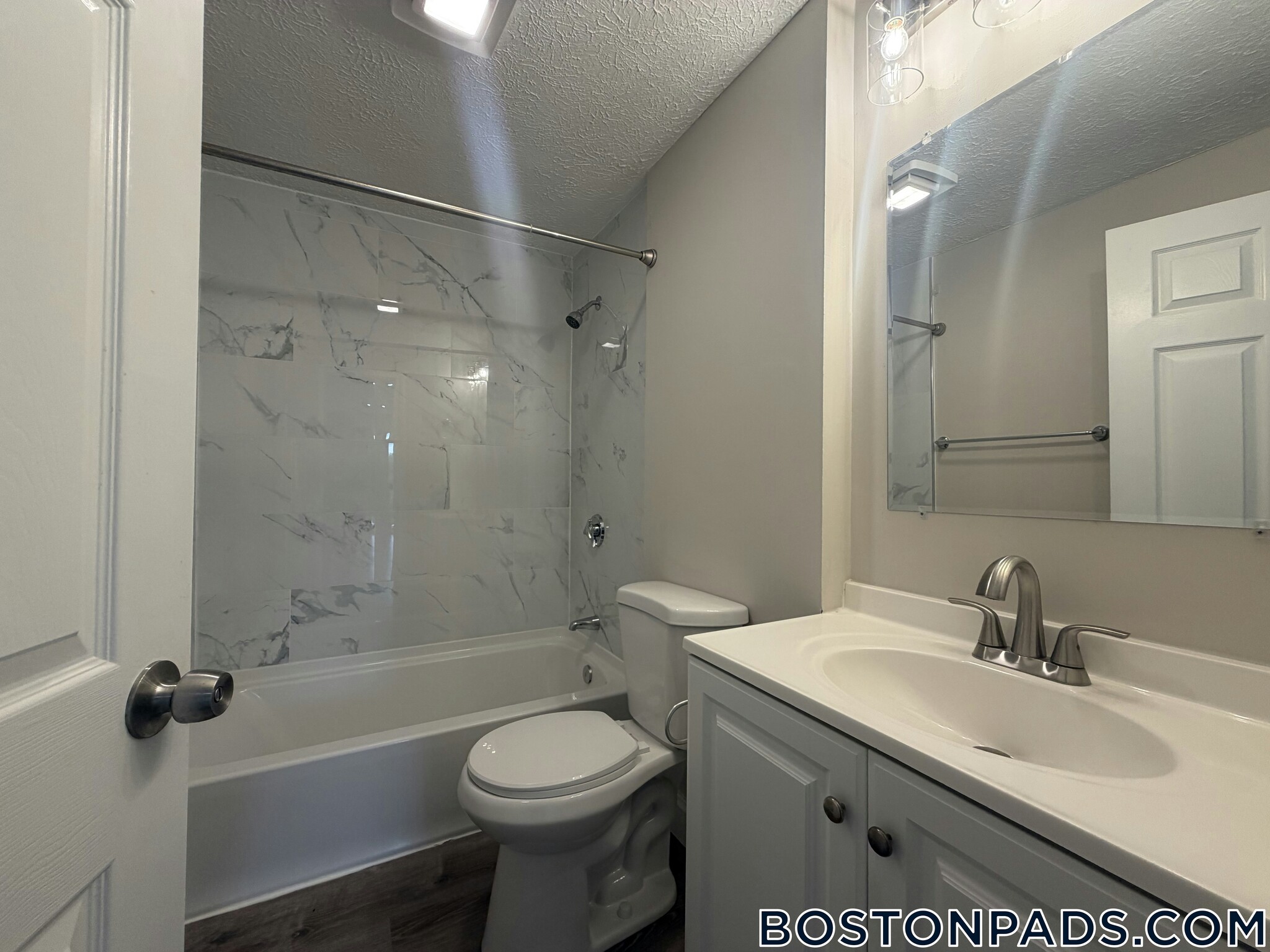Building Photo - 17 Kenmar Dr